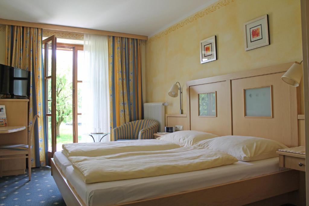 Ferienhotel Herzog Neumarkt am Wallersee Værelse billede